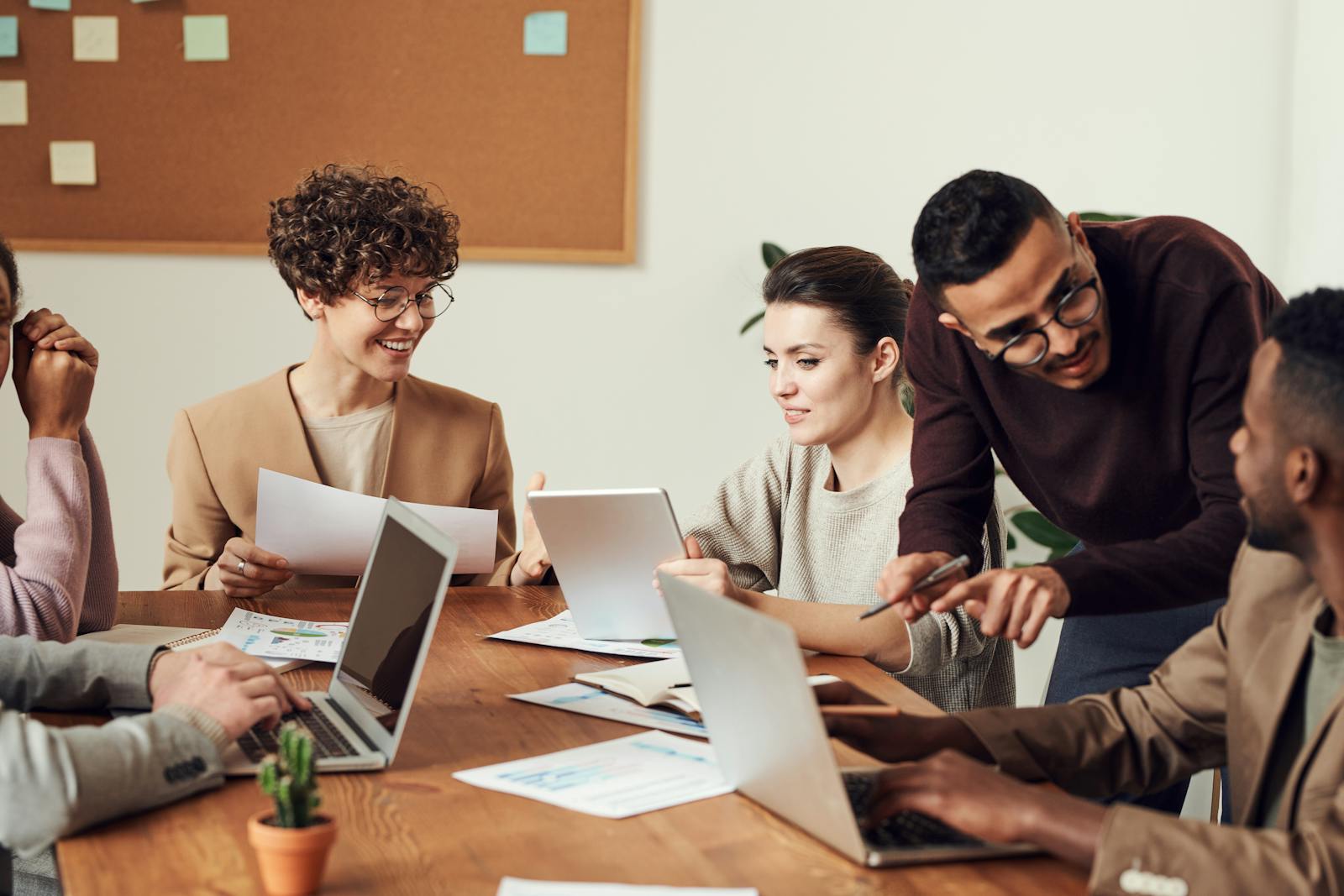 Inkoopteam vergelijkt AI-leveranciers tijdens een werksessie